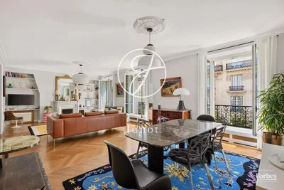 Salon; lumière naturelle, style moderne, parquet