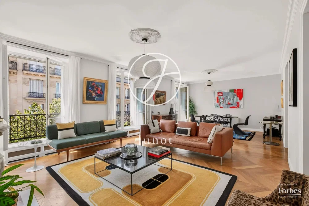Salon; parquet, lumière naturelle, style moderne
