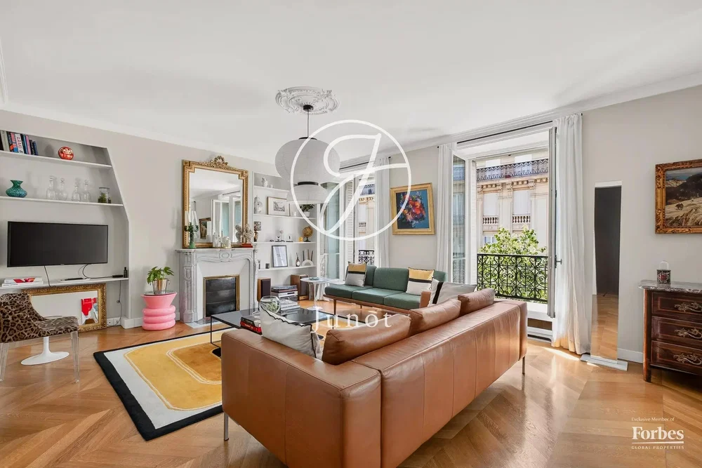 Salon; parquet, cheminée, lumière naturelle, style moderne