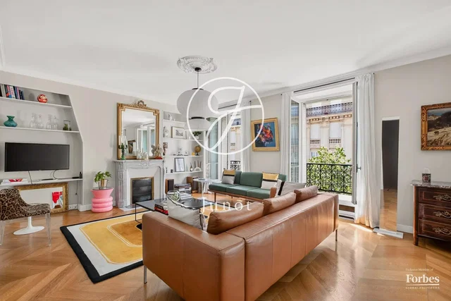 Salon; parquet, cheminée, lumière naturelle, style moderne