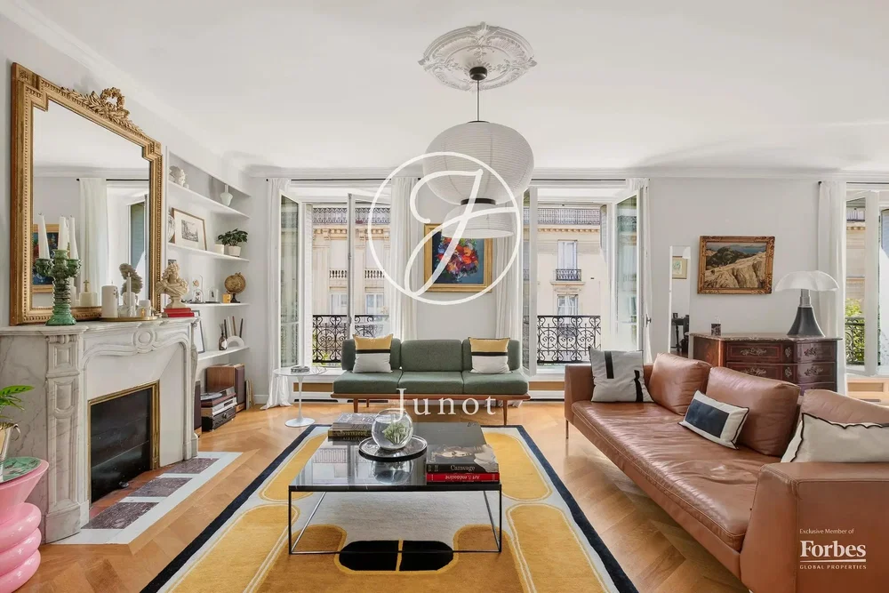 Salon; parquet, cheminée, lumière naturelle, style moderne