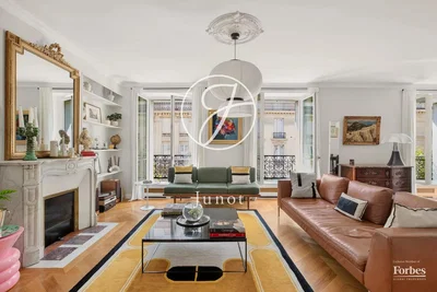 Salon; parquet, cheminée, lumière naturelle, style moderne