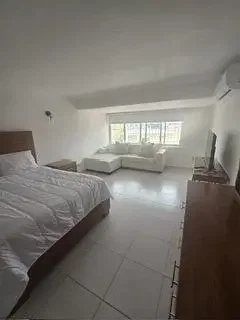 Ložnice; dlažba, přirozené světlo