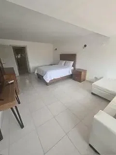 Ložnice; dlažba, přirozené světlo