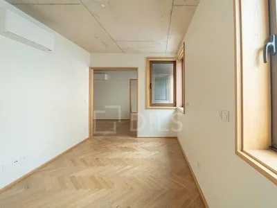 Остало; дрвени под, природно светло, потребна реновација