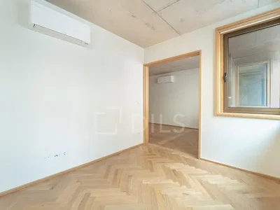 Остало; дрвени под, природно светло