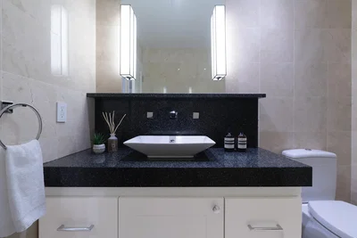 Salle de bain; carrelage, rénové, lumière naturelle