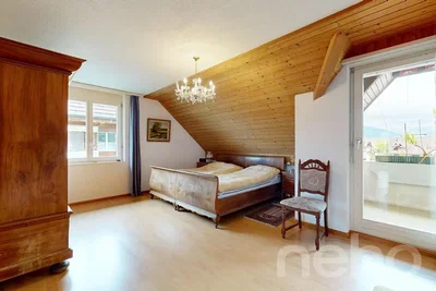 Chambre; poutres en bois, parquet, lumière naturelle