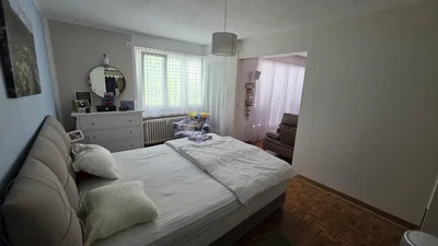 Camera da letto; luce naturale, pavimento in legno