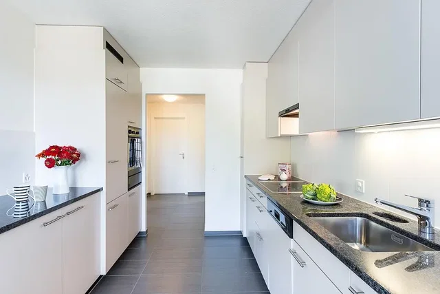 Cucina; elettrodomestici, pavimento in piastrelle, luce naturale, stile moderno