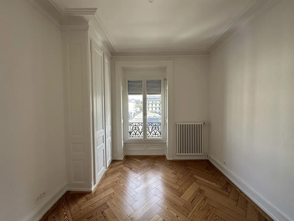 Camera da letto; pavimento in legno, luce naturale