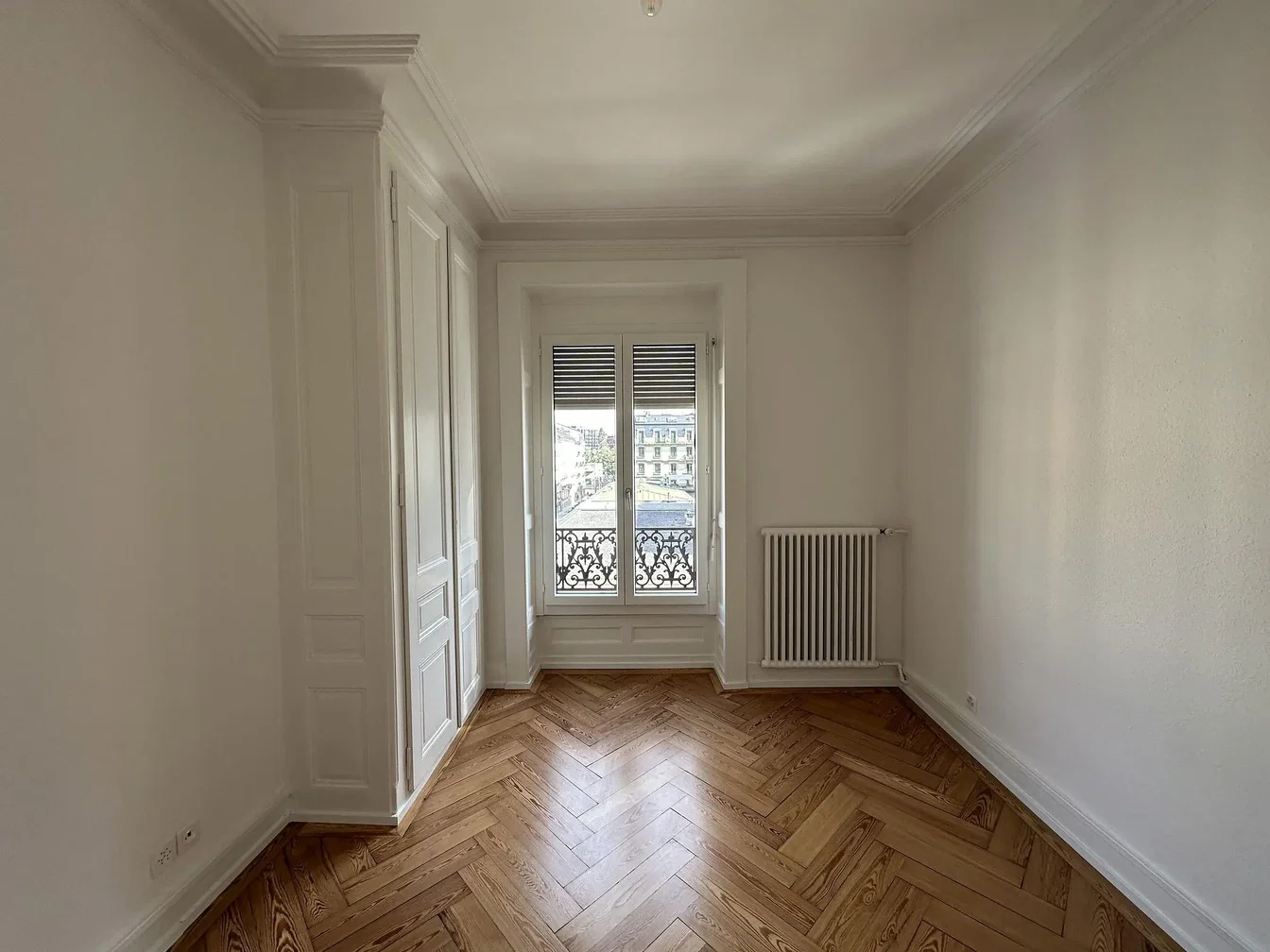 Camera da letto; pavimento in legno, luce naturale