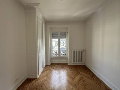 Camera da letto; pavimento in legno, luce naturale