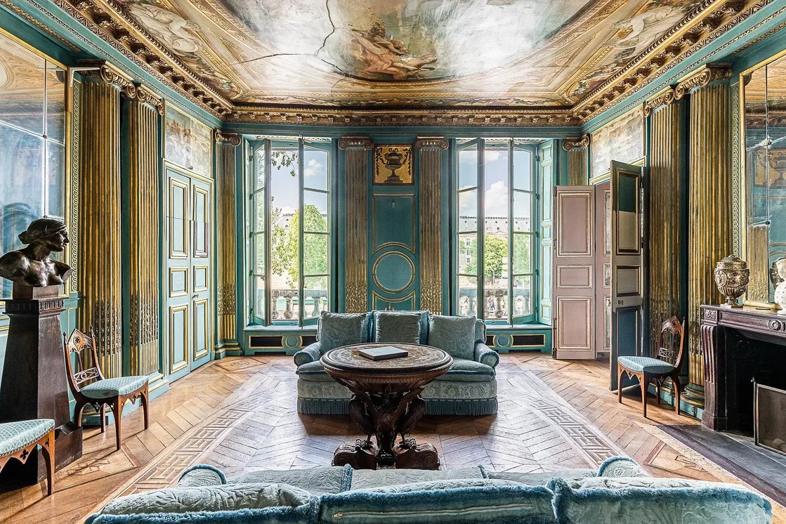 Salon; widok, wysokie sufity, podłoga drewniana, styl rustykalny, światło dzienne