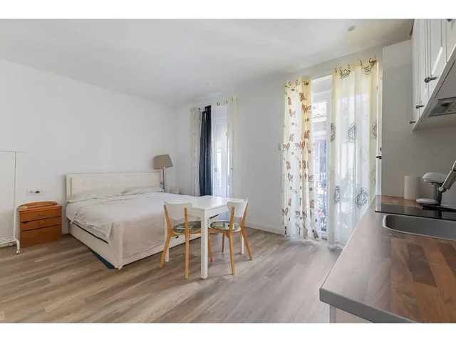 Dormitorio; luz natural, suelo de madera