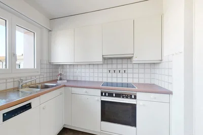 Cucina; elettrodomestici, pavimento in piastrelle, luce naturale