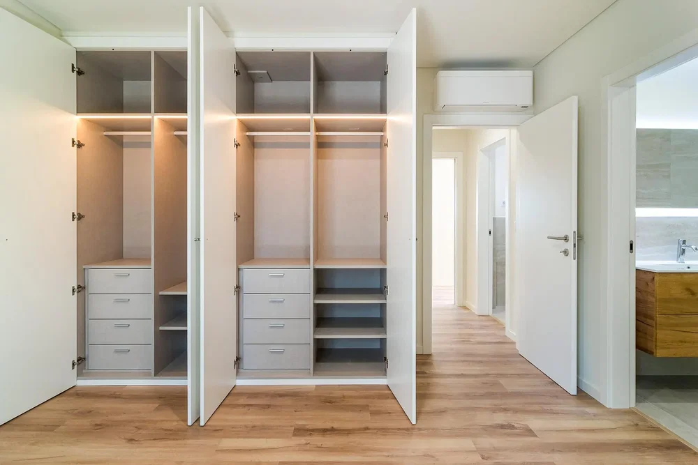 Vestuario; suelo de madera, renovado, luz natural