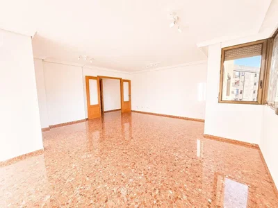 Salón; suelo de baldosas, luz natural