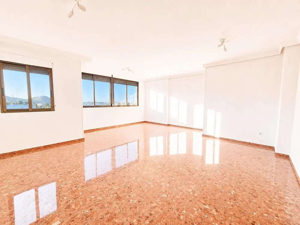 Salón; suelo de baldosas, luz natural, vista