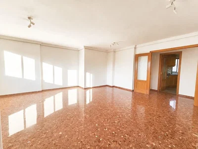 Salón; luz natural, suelo de baldosas