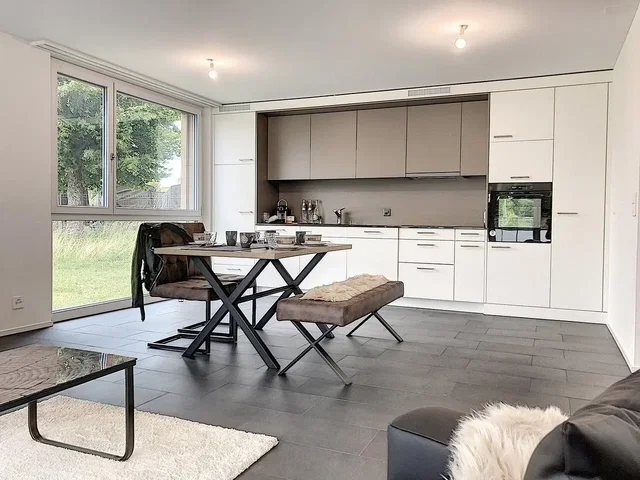 Cocina; electrodomésticos, suelo de baldosas, luz natural