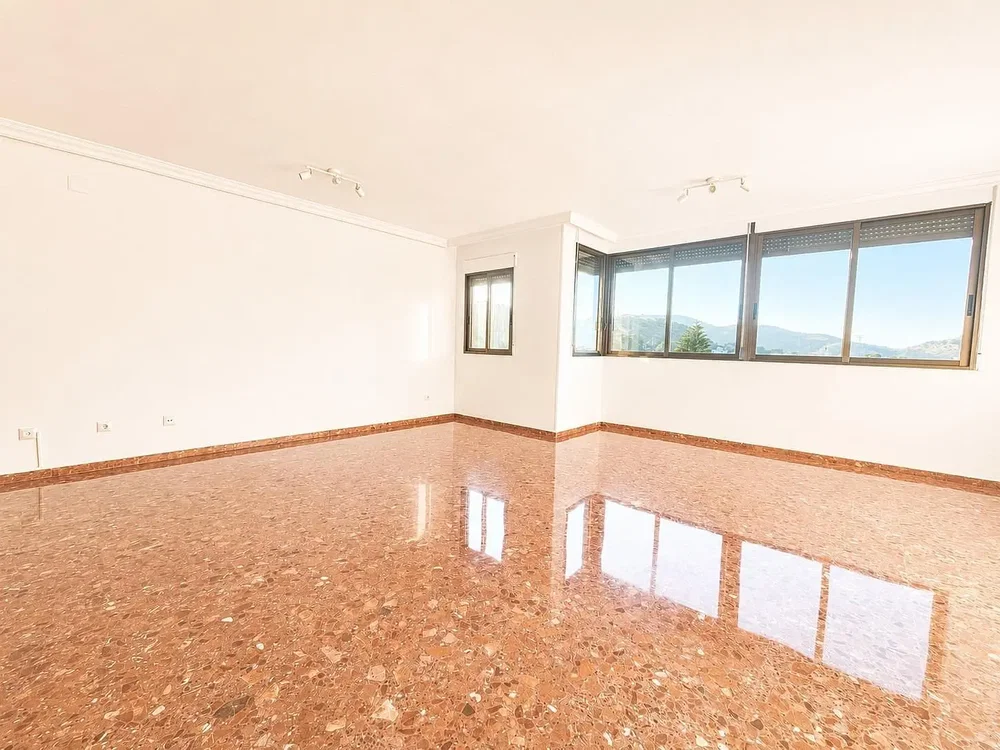 Salón; suelo de baldosas, luz natural, vista