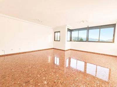 Salón; suelo de baldosas, luz natural, vista