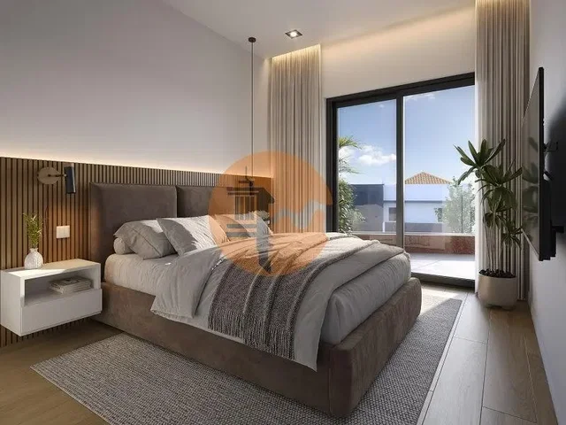 Slaapkamer; natuurlijk licht, houten vloer, moderne stijl