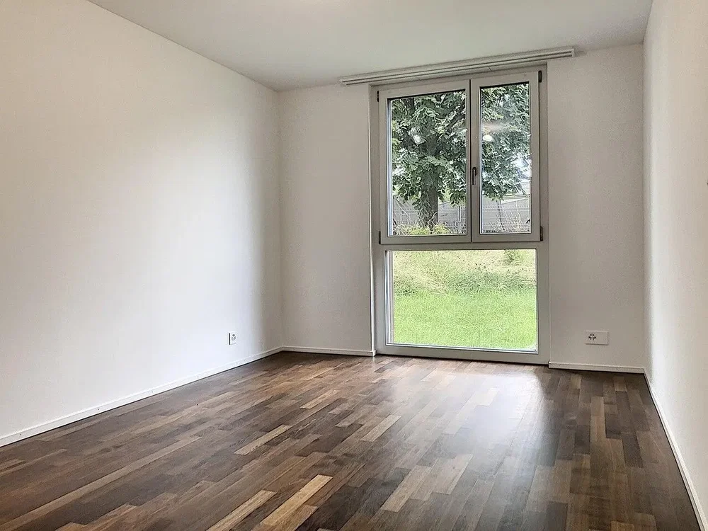 Otro; suelo de madera, luz natural, necesita renovación