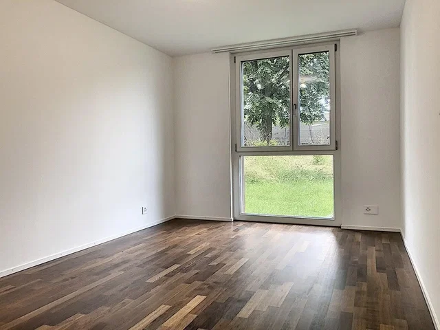 Otro; suelo de madera, luz natural, necesita renovación