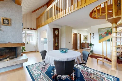 Salon; cheminée, poutres en bois, hauteur sous plafond, lumière naturelle