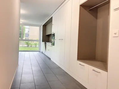 Cocina; suelo de baldosas, electrodomésticos, luz natural