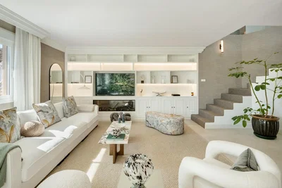 Salón; luz natural, estilo moderno, suelo de madera