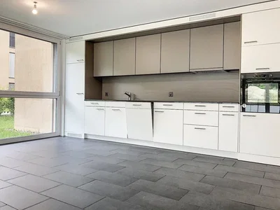 Cocina; electrodomésticos, suelo de baldosas, luz natural
