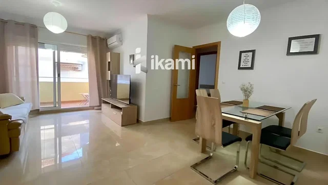 Salón; luz natural, suelo de baldosas, vista