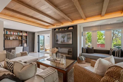 Salón; vigas de madera, luz natural, estilo moderno