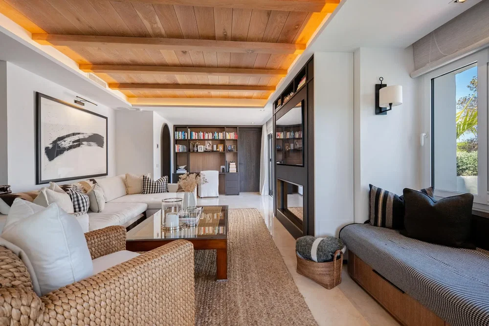 Salón; luz natural, vigas de madera, estilo moderno