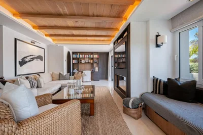 Salón; luz natural, vigas de madera, estilo moderno