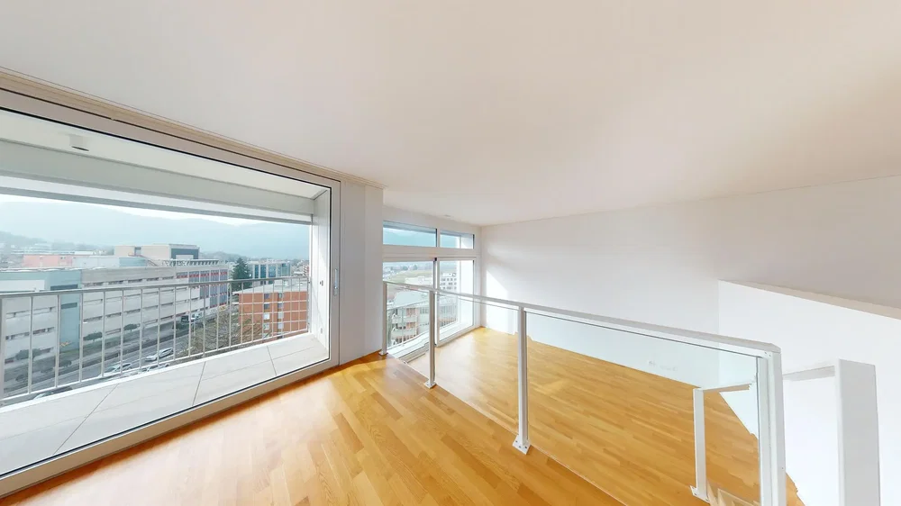 Balkon; uitzicht, houten vloer, natuurlijk licht