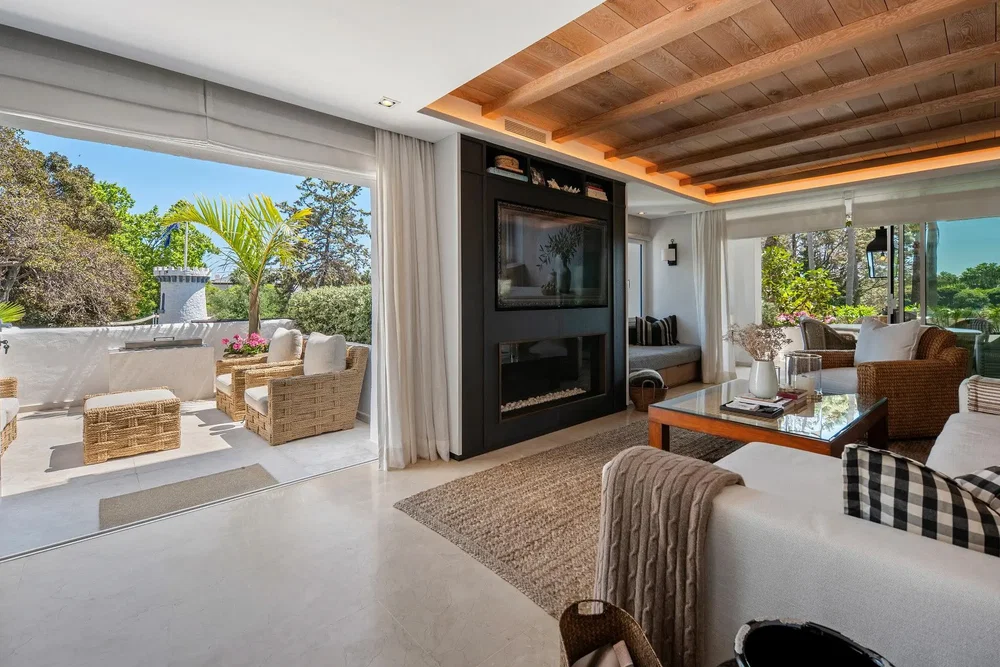 Salón; luz natural, vigas de madera, vista