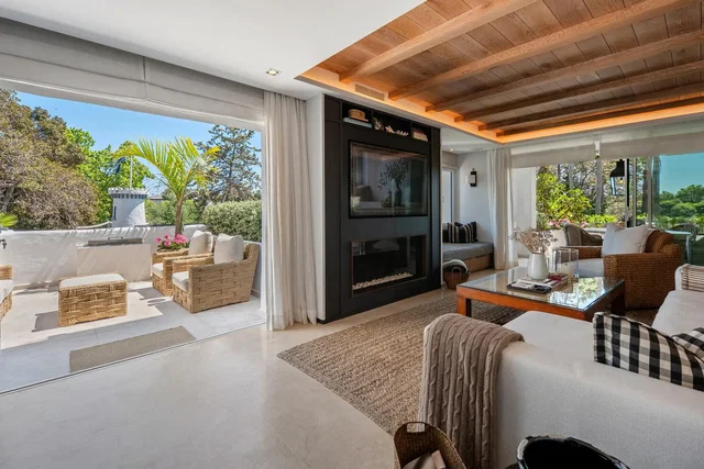 Salón; luz natural, vigas de madera, vista
