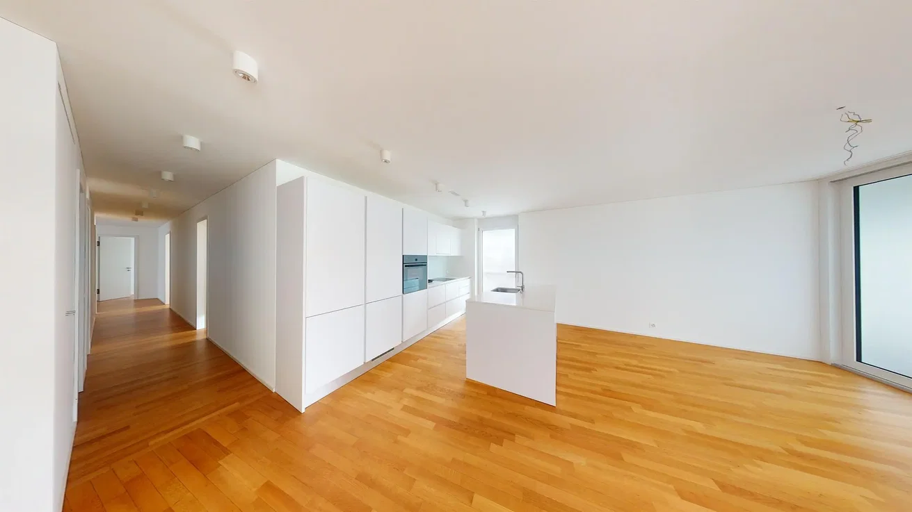 Keuken; houten vloer, natuurlijk licht, keukenapparatuur