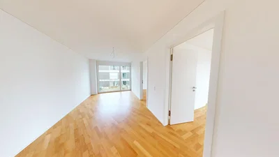 Woonkamer; houten vloer, natuurlijk licht