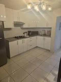 Kuchyně; dlažba, kuchyňské spotřebiče, přirozené světlo