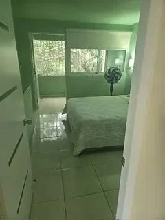 Ložnice; dlažba, přirozené světlo