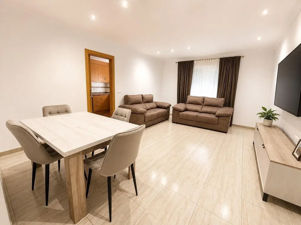 Salon; carrelage, lumière naturelle