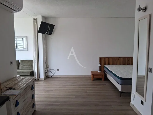 Spálňa; drevená podlaha, prirodzené svetlo
