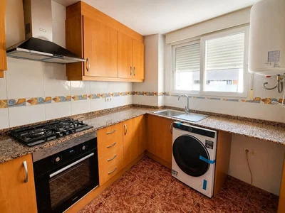 Cuisine; électroménager, carrelage, lumière naturelle