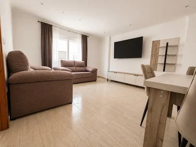Salon; carrelage, lumière naturelle