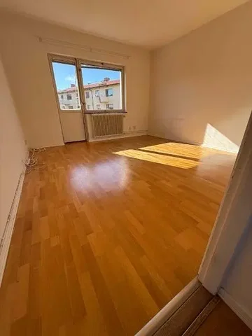 Spálňa; drevená podlaha, prirodzené svetlo, výhľad